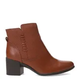 Bota de caña baja marca Bottero, confeccionada en cuero negro con textura combinada de cuero liso y cuero perforado en la parte superior. Presenta taco cuadrado y cierre lateral.