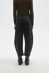 Pantalon de jean estilo barrel con efecto lavado, de tiro medio, con bolsillos laterales y traseros.