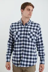 Camisa de viyela a cuadros blancos y azules, de manga larga con dos bolsillos con tapa al frente.