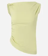 Blusa de microfibra color amarillo claro, sin mangas, con escote de hombro único, detalle torcido en el hombro y fruncidos en todo el diseño. Presenta un corte ajustado y bajo asimétrico.