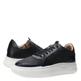 Championes urbanos Democrata modelo Eleko, color blanco con suela de plataforma en tono crema. Presentan un diseño de corte bajo con perforaciones en la puntera para mayor ventilación y el logo de la marca grabado en el lateral.