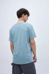 Remera de manga corta color blanco, con cuello redondo y corte holgado.