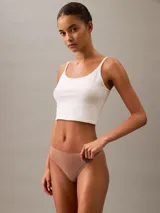 Colaless color marrón claro de microfibra suave y elástica, con logo de Calvin Klein en relieve en la cintura y bordes limpios sin costuras.