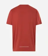 Remera deportiva de corte regular confeccionada en poliamida con tecnología dry, cuello redondo y manga corta. Presenta estampa lettering pequeña en el pecho.