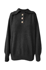 Sweater negro de alpaca con cuello polo, manga larga y cierre frontal con tres botones dorados.