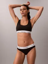 Bombacha clásica estilo bikini de Calvin Klein en color negro con monograma estampado en toda la prenda. Cuenta con una pretina elástica blanca con el logo de la marca en contraste.