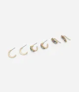 Set de aros dorados con diferentes diseños: aros tipo argolla lisa, aros tipo argolla con strass de colores y aros ear jacket.