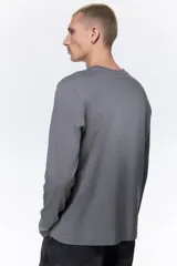 Remera de manga larga H&M, confeccionada en punto de algodón liviano, con cuello redondo y corte estándar.