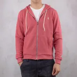 Campera con capucha color rojo, con cierre frontal y logo bordado en el pecho.