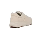 Championes urbanos Comfortflex color beige con cordones elásticos y detalles dorados.