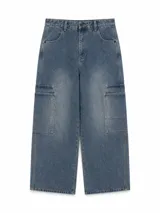 Pantalón cargo de jean azul claro, de corte ancho y recto, con bolsillos laterales utilitarios.