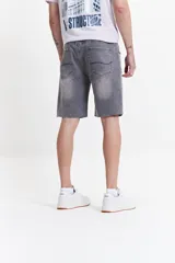 Bermuda de jean en fit relajado, color celeste claro con efecto lavado. Presenta diseño de cinco bolsillos, cierre frontal con botón y bragueta, y terminación de ruedo deshilachado.