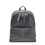 Mochila de cuero negro con textura granulada, cierre principal con doble tirador y bolsillo frontal con placa metálica plateada con logo XL.