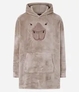 Buzo tipo manta de corte oversize confeccionado en tejido fleece de tacto suave y aspecto peludo. Presenta capucha, mangas largas con puños ajustados y un amplio bolsillo frontal tipo canguro. Incluye un diseño bordado en relieve de una capivara en el frente.