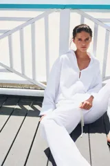 Camisa blanca de la colección ZARA Woman, confeccionada en hilatura con lino, con escote en pico, manga larga con puño ancho y detalles desflecados en cuello y bajo.