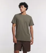Remera básica de corte comfort, confeccionada en algodón con textura acanalada, cuello redondo y manga corta.