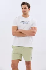 Short de baño liso color coral, confeccionado en tela flexible elastizada, con diseño versátil para uso dentro y fuera del agua.