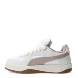 Championes urbanos Puma modelo Park Luna, con diseño de inspiración retro. Presentan una base de cuero sintético blanco con detalles en rosa viejo en el logo lateral y el interior. Cuentan con cordones gruesos y una suela de goma color caramelo.