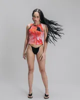 Musculosa de lycra suplex con estampado de labios y cerezas.