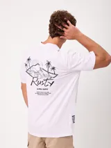 Remera blanca Rusty de corte holgado, con cuello redondo y mangas cortas. Presenta un estampado en la espalda de estilo veraniego con palmeras, una tabla de surf y letras alusivas a la marca.