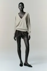 Shorts de tiro alto confeccionados en tejido satinado, con cintura elástica y detalle de aplicación de encaje en el ruedo.