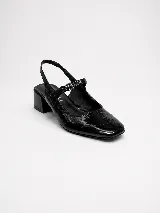 Zapatos slingback de cuero color gris metalizado, con punta cuadrada, taco ancho bajo y tira ajustable con hebilla en el empeine.
