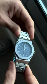 Reloj Poedagar modelo 924 con estructura de acero inoxidable plateado y esfera texturizada en tono azul.