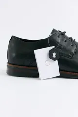 Zapato de vestir Freeway modelo Murphy, color marrón, con cordones y suela de goma oscura.