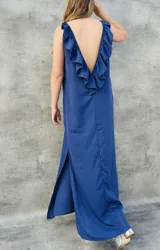 Vestido azul con espalda descubierta en V y volados en los bordes.