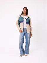 Campera rompevientos Rusty con diseño color block en tonos bordó, azul y blanco. Cuenta con cierre frontal, capucha con cordones ajustables, puños elásticos y logo bordado en el pecho.