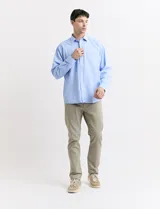 Camisa blanca de vestir, de manga larga y corte clásico.