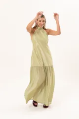 Vestido largo verde con cuello halter, cuerpo con diseño de rombos pespuntados y falda fluida transparente.