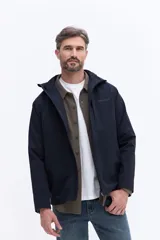 Campera de corte regular confeccionada en tejido técnico liviano y resistente. Presenta cierre frontal, cuello alto y diseño minimalista en color azul marino.