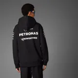 Hoodie de felpa color negro de la escudería Mercedes-AMG Petronas F1, con capucha, bolsillo tipo canguro y los logos de los patrocinadores estampados en el pecho.