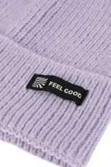 Gorro de lana tejido color lila con etiqueta negra con logo en el frente.