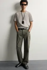 Camiseta slim fit negra de cuello redondo y manga corta.