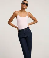 Musculosa básica Cortelle en color beige, con escote redondo y tirantes finos, confeccionada en poliamida con elastano.