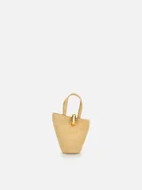 Bolso Le Petit Bambola de Jacquemus de cuero de ternera con relieve efecto cocodrilo en color tostado, silueta estructurada, asa de mano y detalle de herraje metálico dorado con el logo de la marca.