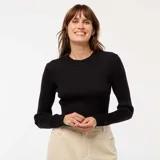 Sweater negro de canalé con cuello redondo y manga larga.