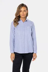 Camisa de manga larga con rayas verticales grises y blancas, corte holgado y bolsillo en el pecho.