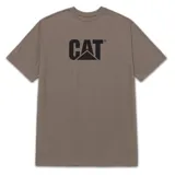 Remera de manga corta y cuello redondo color marrón topo, con el logo de la marca Caterpillar estampado en negro en el centro del pecho.