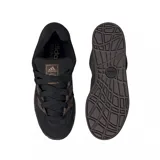 Championes adidas modelo Adimatic, de diseño robusto inspirado en el skate de los años 90. Presenta un exterior de gamuza negra con las icónicas tres tiras laterales en color marrón, cordones gruesos y una suela de goma dentada con patrón en zigzag.