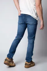 Pantalón de jean de corte recto y tiro medio, en color azul claro lavado, con cierre frontal y bolsillos laterales.