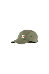 Gorra verde oliva de cinco paneles con visera curva, logo de Fjällräven en el frente y etiqueta con la bandera de Suecia en la parte trasera.