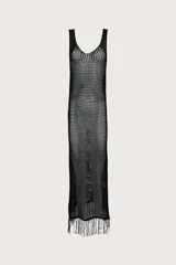 Vestido largo de red calada color negro, con breteles finos y flecos en el ruedo.
