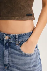 Top cropped de tejido canalé con efecto acid wash en color marrón, corte ajustado al cuerpo, cuello alto y diseño sin mangas.