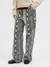 Pantalón tiro alto de pierna ancha con estampado animal print de serpiente en tonos beige, blanco y negro.