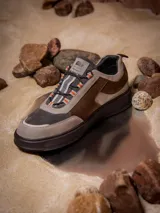 Championes urbanos de edición limitada inspirados en Luke Skywalker, con diseño en tonos arena, beige y marrón. Confeccionados en cuero y descarne, presentan detalles de Star Wars grabados en el lateral y en la lengüeta, con cordones con detalles en naranja y suela de goma oscura.