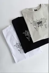 Remera negra de algodón premium, corte oversize y estampado serigráfico blanco con diseño gótico. Edición limitada y exclusiva.