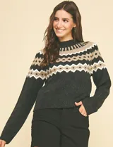 Buzo de punto marca Pinch con diseño nórdico geométrico en la parte superior. Presenta cuello redondo, mangas largas y un tono gris oscuro predominante con detalles en beige y blanco.